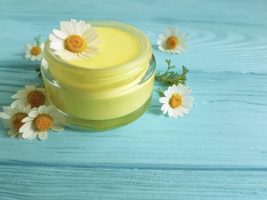 Mavi ahşap krem kozmetik papatya