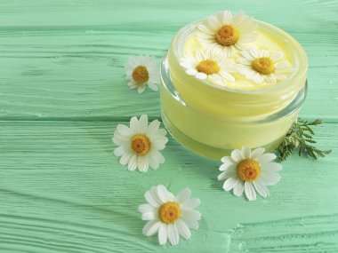 Nane ahşap üzerine krem kozmetik papatya