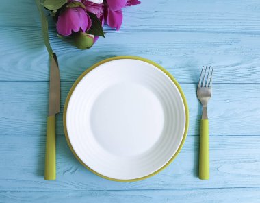 boş levha çiçek şakayık romantik mavi ahşap renkli havlu üzerinde