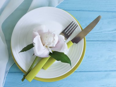 boş levha çiçek Şakayık romantik mavi ahşap zemin üzerine