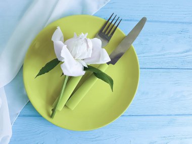 boş levha çiçek Şakayık romantik mavi ahşap zemin üzerine