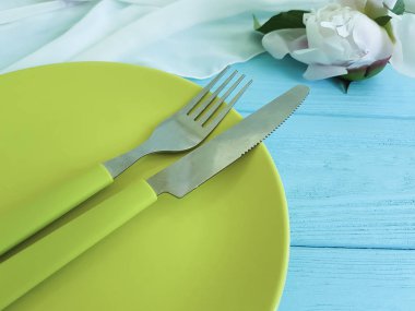 boş levha çiçek Şakayık romantik mavi ahşap zemin üzerine