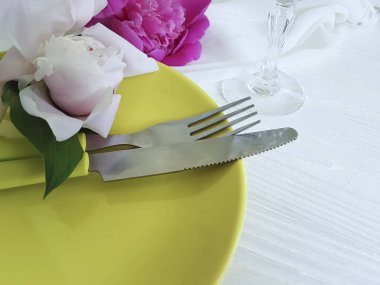 plaka çiçek şakayık Romantik beyaz ahşap zemin üzerinde