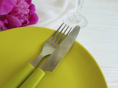 plaka çiçek şakayık Romantik beyaz ahşap zemin üzerinde