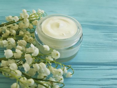 vadi Lily vadi çiçek clily çiçek üzerinde mavi woodenosmetic krem mavi ahşap kozmetik krem