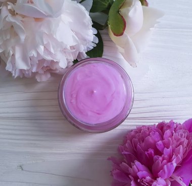 Krem Kozmetik şakayık çiçekleri Beyaz ahşap zemin üzerinde