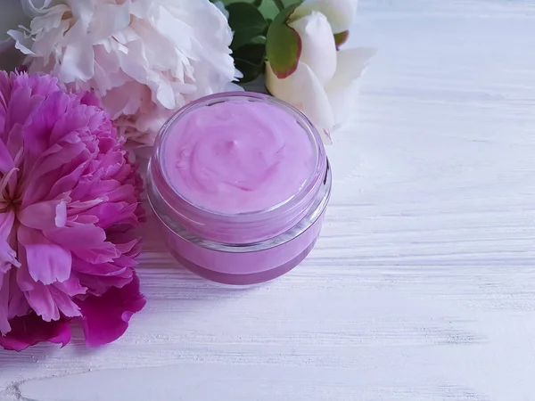 Grädde Kosmetiska Pion Blommor Vit Trä Bakgrund — Stockfoto