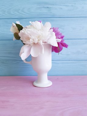 renkli ahşap arka plan üzerinde bir şakayık buket vazo