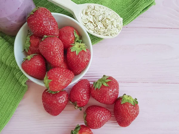 Oatmeal Smoothies Strawberries Pink Wooden Background — Stock Photo, Image