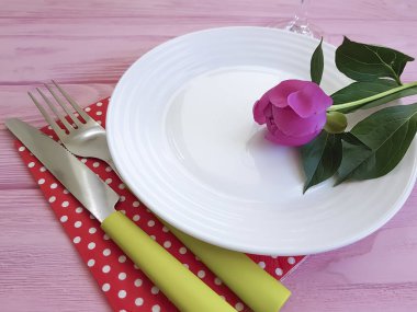 çatal bıçak çiçek şakayık pembe ahşap zemin üzerine tabak