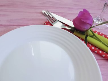 çatal bıçak çiçek şakayık pembe ahşap zemin üzerine tabak