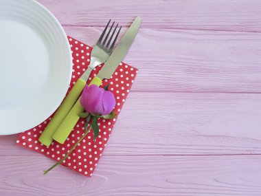 çatal bıçak çiçek şakayık pembe ahşap zemin üzerine tabak