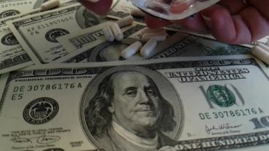  Eller kapsül dolar ağır çekim