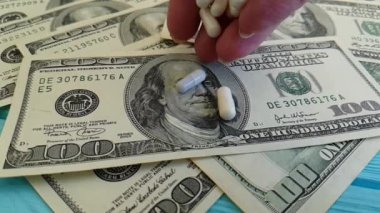  Eller kapsül dolar ağır çekim