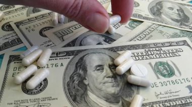  Eller kapsül dolar ağır çekim