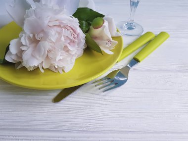 Şakayık Çiçeği, plaka, Beyaz ahşap zemin üzerinde bıçak