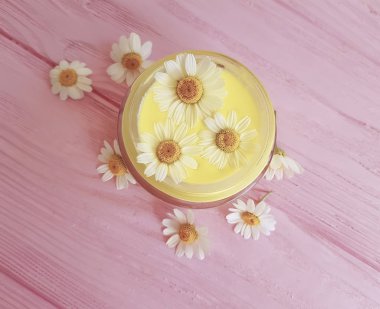 Krem Kozmetik papatya çiçek pembe ahşap arka plan üzerinde