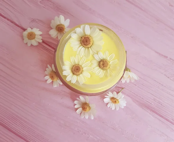 Fleur Marguerite Cosmétique Crème Sur Fond Bois Rose — Photo