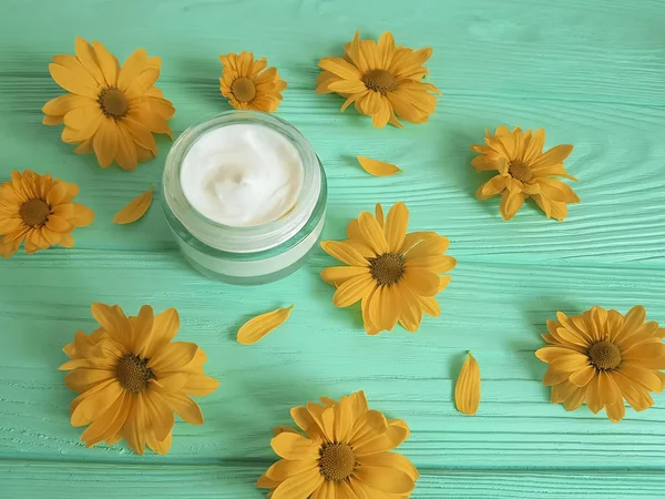 nane ahşap arka plan üzerinde kozmetik krem sarı çiçek