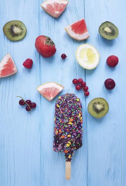 Çikolatalı dondurma, meyve, çilek mavi ahşap