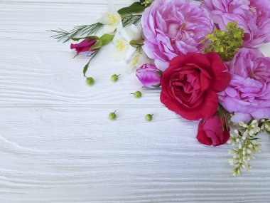 gül papatya güzel buket çerçeve beyaz ahşap zemin üzerinde