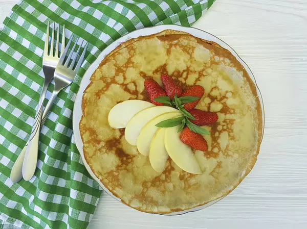 Pfannkuchen Mit Erdbeer Apfel Minze Auf Weißem Holz — Stockfoto