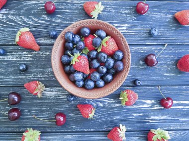 yaban mersini, çilek kiraz eski siyah ahşap