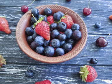 yaban mersini, çilek kiraz eski siyah ahşap