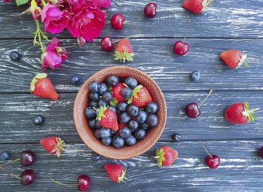 Eski siyah ahşap yaban mersini, çilek kiraz gül çiçek