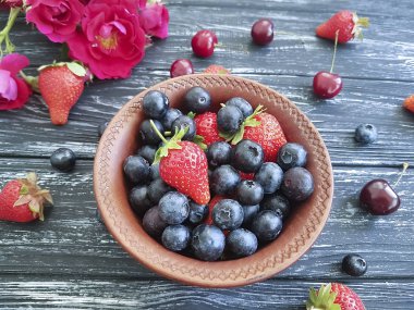Eski siyah ahşap yaban mersini, çilek kiraz gül çiçek