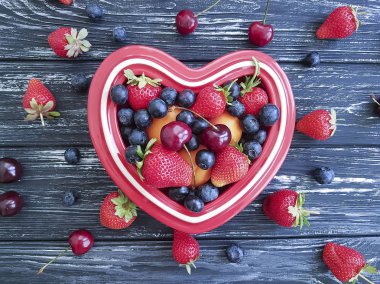 yaban mersini, çilek kiraz plaka kalp eski siyah ahşap