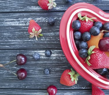 yaban mersini, çilek kiraz plaka kalp eski siyah ahşap