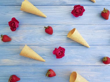 koni dondurma yemeye, çilek, çiçek deseni bir mavi ahşap yükseldi.