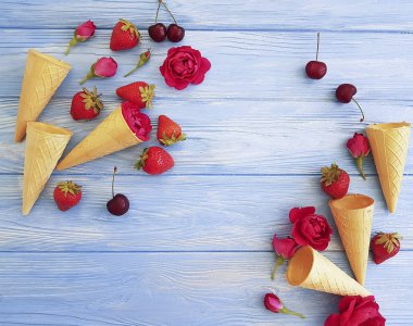 koni dondurma, çilek, kiraz gül çiçek deseni mavi ahşap zemin için