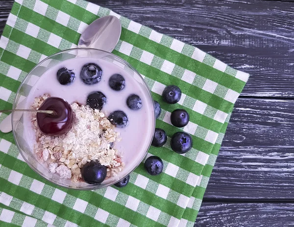 Yogur Avena Cereza Vaso Arándano Sobre Fondo Madera Negro — Foto de Stock