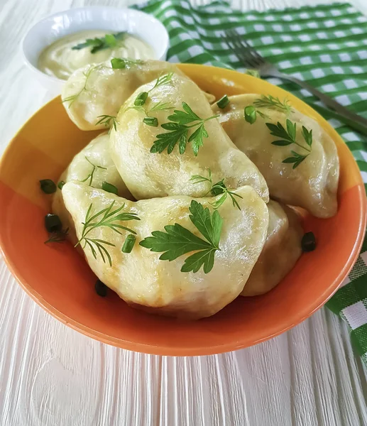 Dumplings Parsley Green Onion Sauce White Wooden Background — Stock Photo, Image