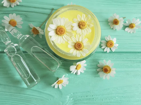 Crème Cosmetische Daisy Bloem Houten Achtergrond Van Munt Kamille — Stockfoto