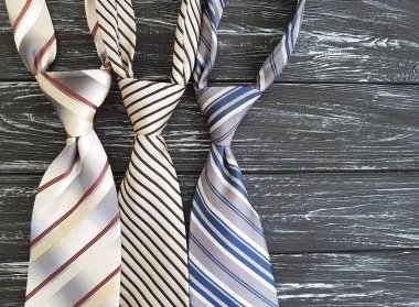 Eski bir siyah ahşap arka plan üzerine adamın kravat