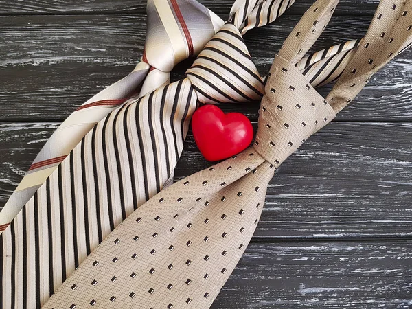 Kravata Srdce Staré Černé Dřevěné Pozadí — Stock fotografie
