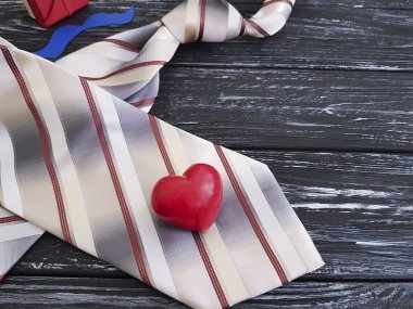 kravat, kalp, kağıt bıyık, eski bir siyah ahşap arka plan üzerine hediye kutusu