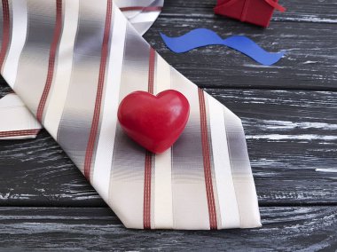 kravat, kalp, kağıt bıyık, eski bir siyah ahşap arka plan üzerine hediye kutusu