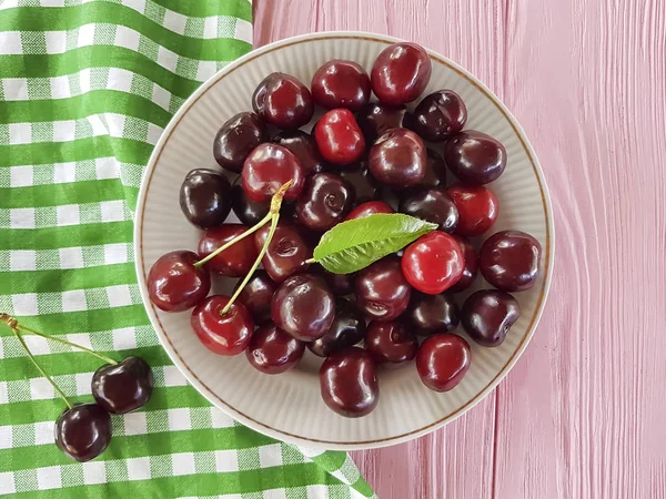 Cereza Plato Sobre Fondo Madera Rosa Toalla — Foto de Stock