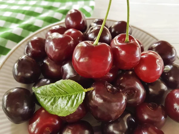 Beyaz Ahşap Üzerinde Bir Plaka Kiraz — Stok fotoğraf