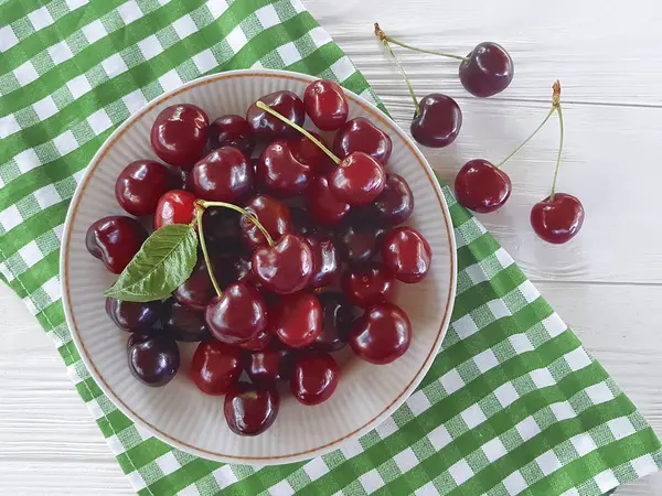 Guinda Plato Sobre Madera Blanca — Foto de Stock