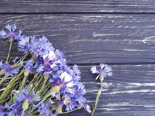 Boeket Van Korenbloemen Een Zwarte Houten Achtergrond — Stockfoto