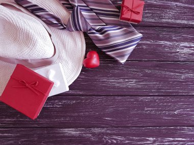 ahşap arka planda şapka kravat kalp