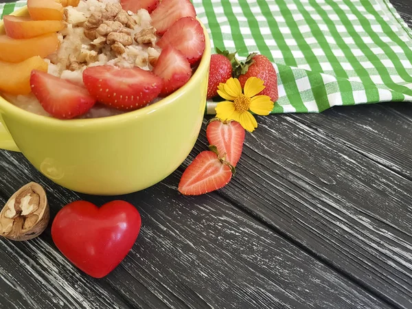 Harina Avena Nueces Fresa Albaricoque Corazón Sobre Fondo Madera Negro — Foto de Stock