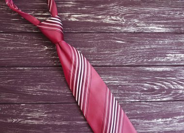 ahşap arka planda kravat