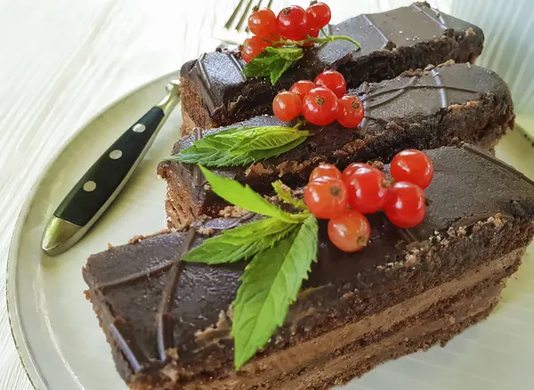 Chocolate Cake Red Currant Mint Plate White Wood — Stok Foto