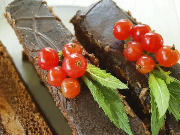 Ciasto Czekoladowe Czerwona Porzeczka Talerz Mięty Białym Drewnie — Zdjęcie stockowe